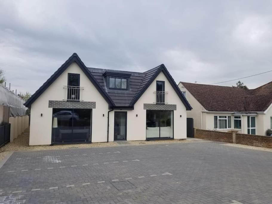 Evergreen Lodge - Two Bed Lux Flat - Parking, Garden, Patio, Wifi, Netflix - Close To Blenheim Palace & Oxford - F3 Kidlington Exteriör bild