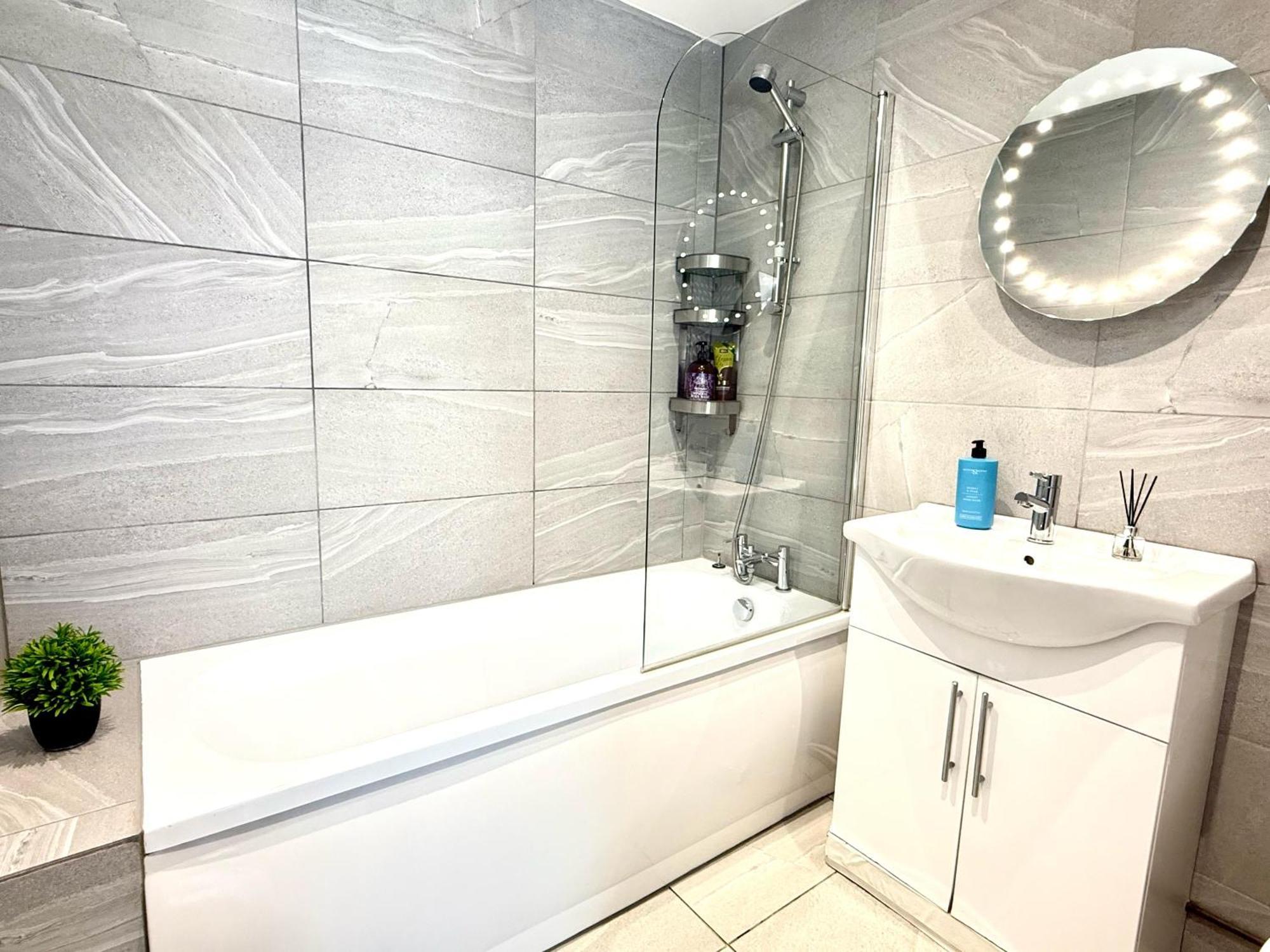 Evergreen Lodge - Two Bed Lux Flat - Parking, Garden, Patio, Wifi, Netflix - Close To Blenheim Palace & Oxford - F3 Kidlington Exteriör bild