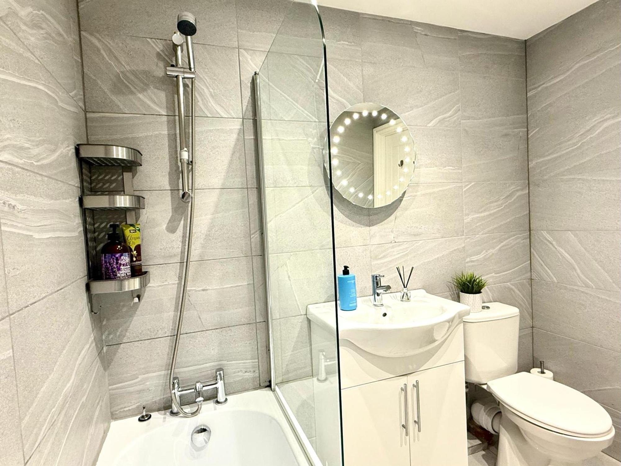 Evergreen Lodge - Two Bed Lux Flat - Parking, Garden, Patio, Wifi, Netflix - Close To Blenheim Palace & Oxford - F3 Kidlington Exteriör bild